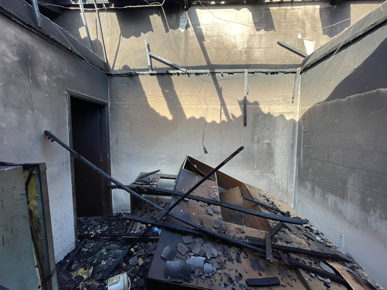 Estrutura do im&oacute;vel e m&oacute;veis ficam destru&iacute;dos - Foto: Jornal da Nova